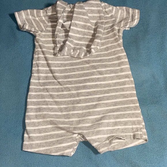 Carter’s boys’ size 18 months one-piece hooded summer outfit - Picture 6 of 6
